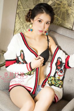 美女趴着打光屁屁